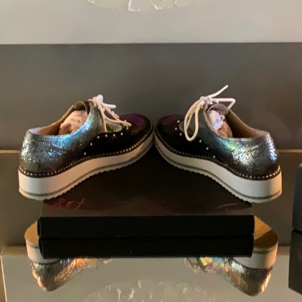 Betsey Johnson Black Flats with Pink Heart - Picture 3 of 4